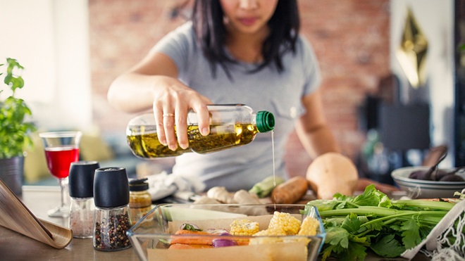 woman_cooking_with_cooking_oil